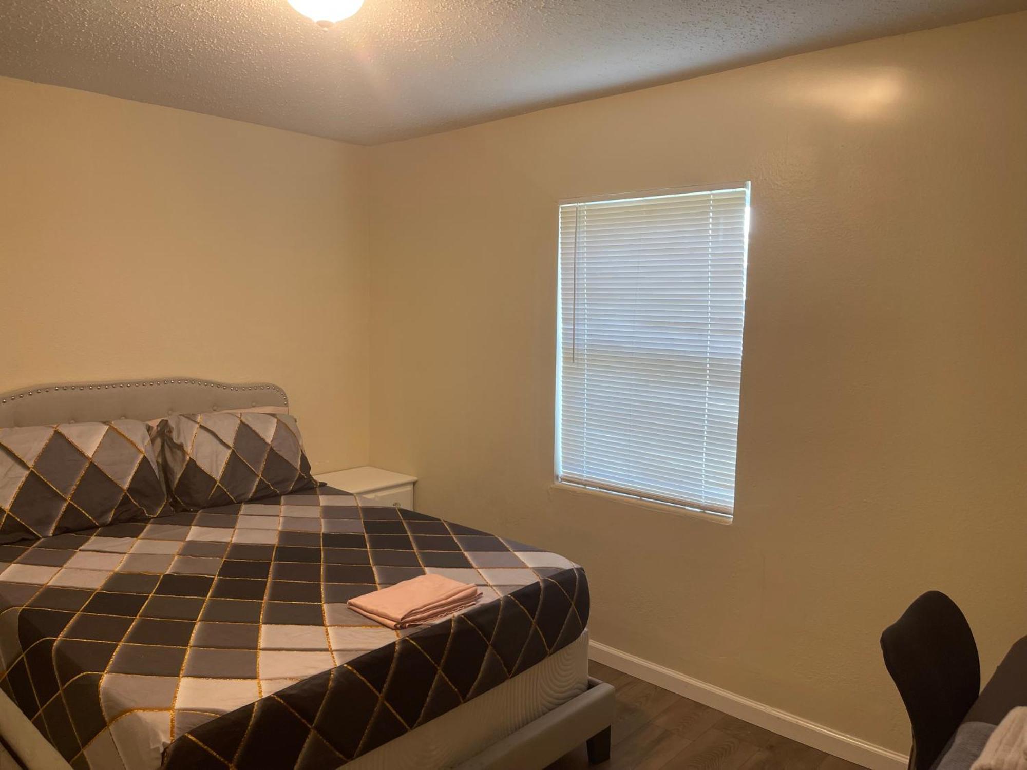 פורט פירס Private Queen Bedroom C Shared Common Spaces מראה חיצוני תמונה