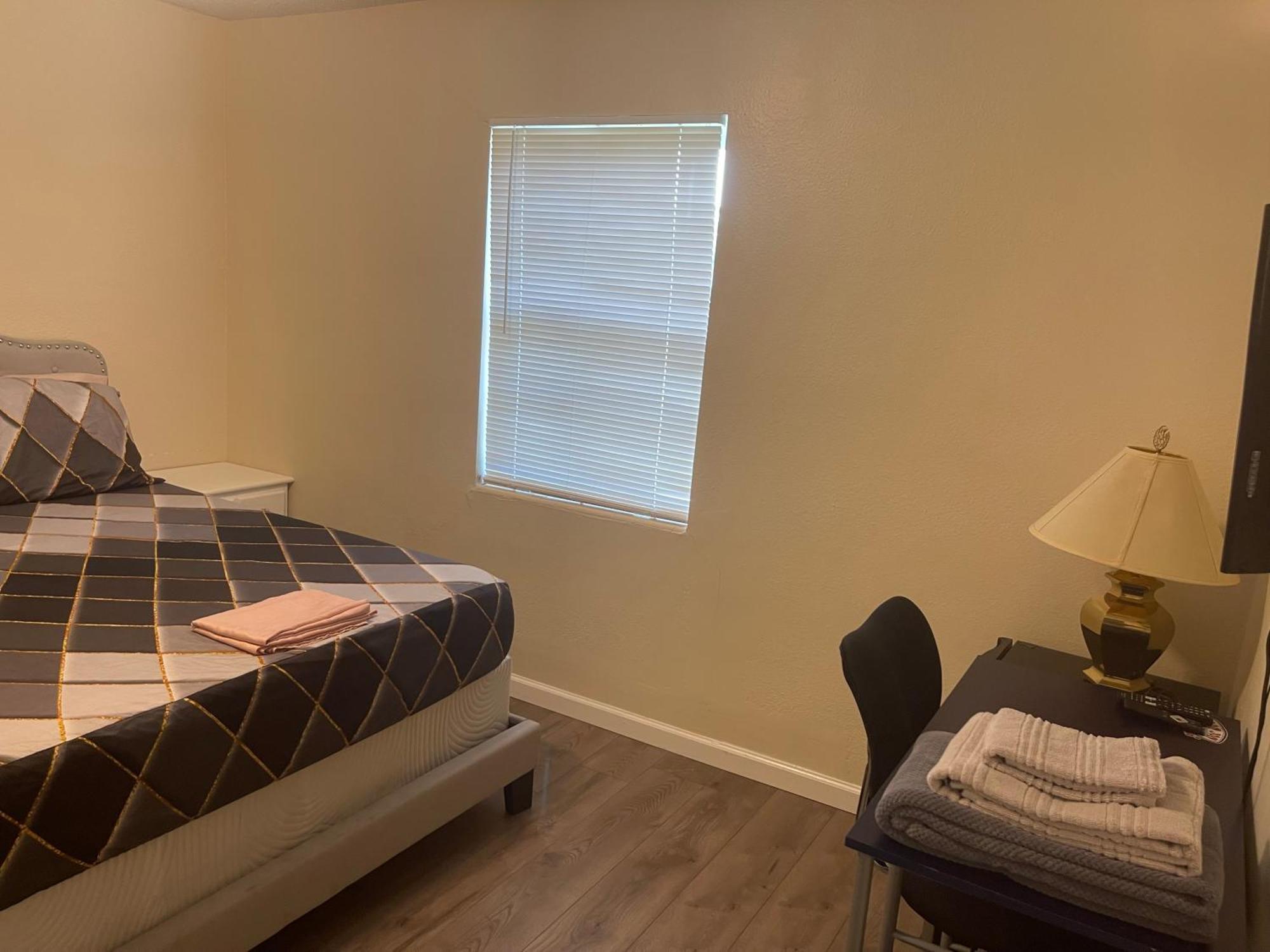 פורט פירס Private Queen Bedroom C Shared Common Spaces מראה חיצוני תמונה